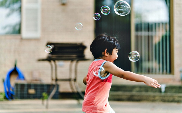 The best way to show my gratitude is to accept everything, even my problems, with joy, image of a child playing with bubbles