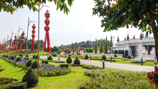 During my last few weeks in Thailand, my then-roommate and I decided to travel to Chiang Mai, a northern province of Thailand. We visited the Royal Park Rajapruek. This national park refers to the garden of the king, comprising of more than 500 acres of land filled with plants from all around the world-in which the park is divided into the Thai gardens, International gardens and various corporate gardens.