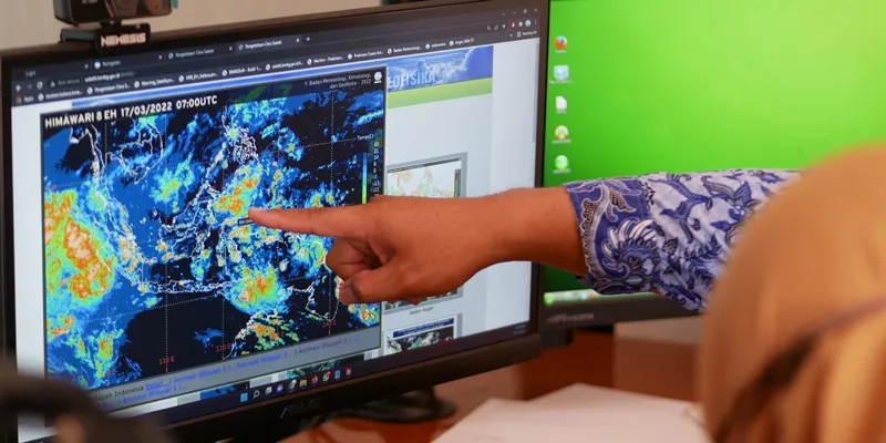 A photo of a finger pointing at a computer screen showing a weather radar with a hurricane on it for the blog article on careers with a bachelor's degree in emergency management