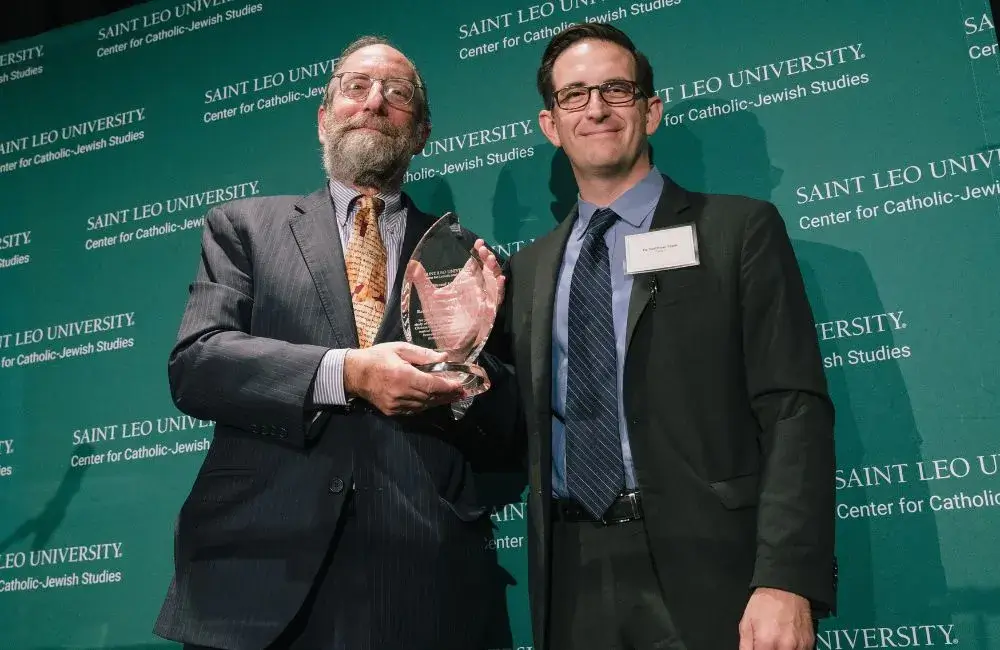 web-featured-image-rabbi-sandmel-and- matt-tapie-with-award