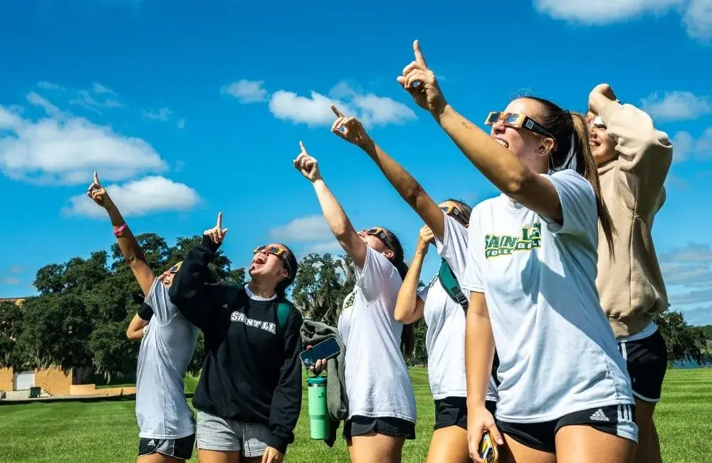 web-featured-image-students-looking-at-eclipse