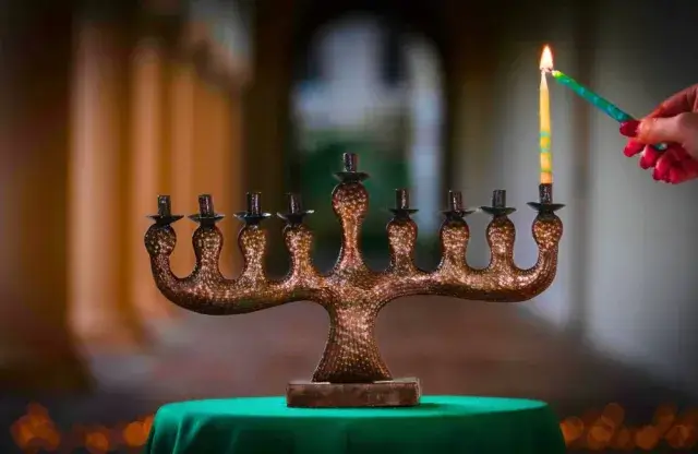 web-featured-image-lighting-menorah