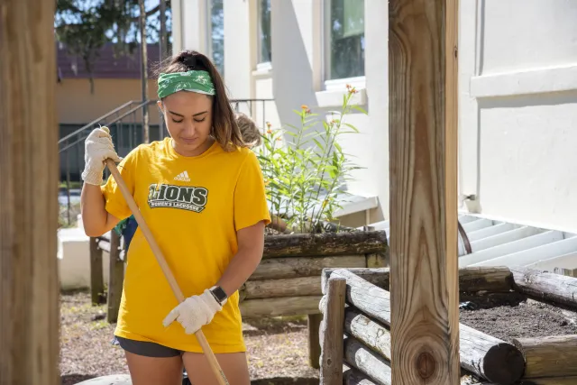 Saint Leo student volunteering on Veterans service day