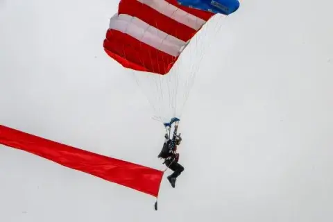 parachutist-over-saint-leo