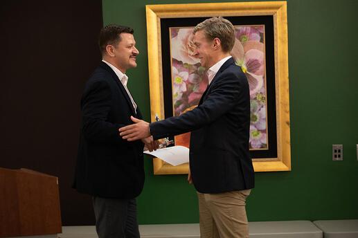 Dr. Sergiy Borysov presents Karl Nyman with his award