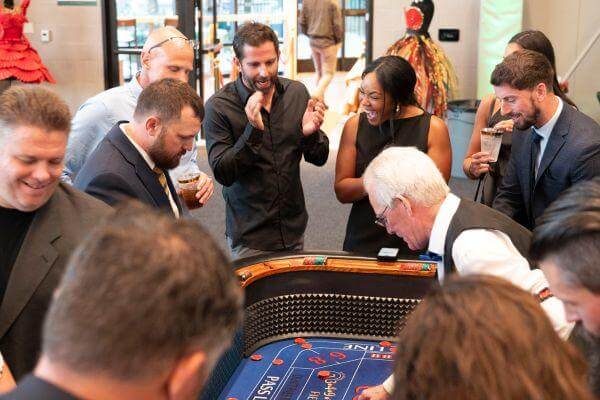 web-image-casino-night-players