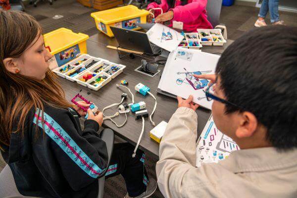 web-image-bao-han-works-with-lj-decker-on-her-robot